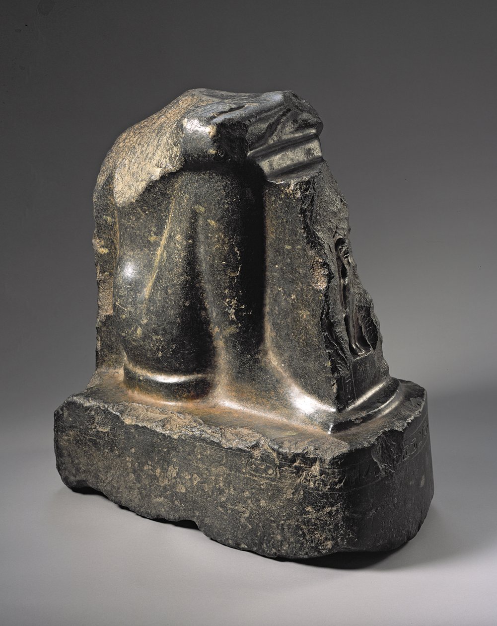 Fragment av en naofor statue, sendynastisk periode (basalt) av Egyptian 26th Dynasty