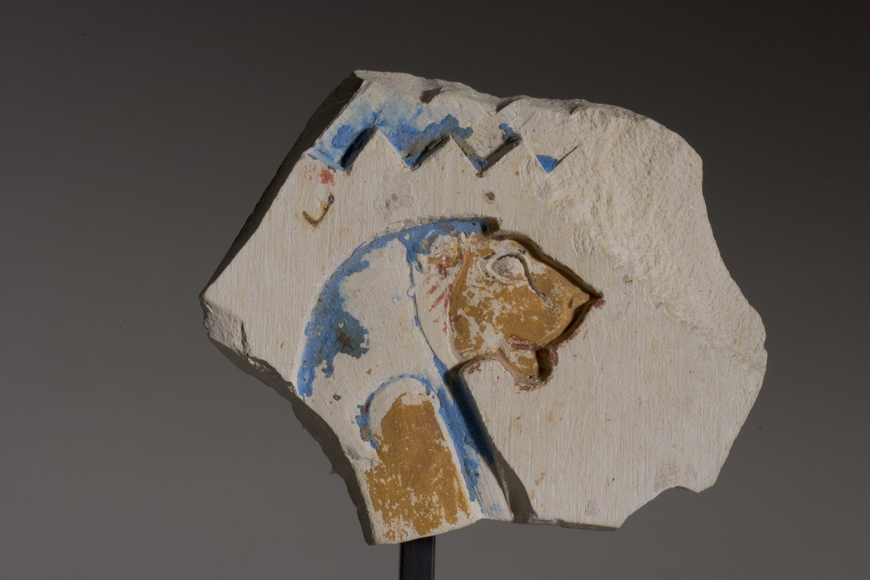 Fragment med en løvehodet hieroglyf, sen periode (malt kalkstein) av Egyptian 26th Dynasty