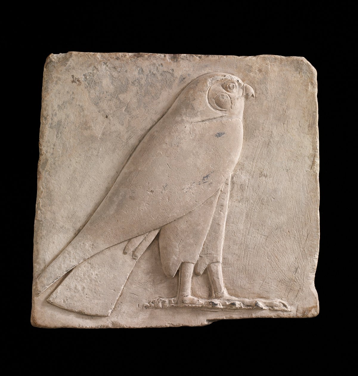 Plakett som viser en falk, sannsynligvis guden Horus, 26. dynasti eller Saite-periode, 664-525 f.Kr. eller senere kalkstein av Egyptian 26th Dynasty