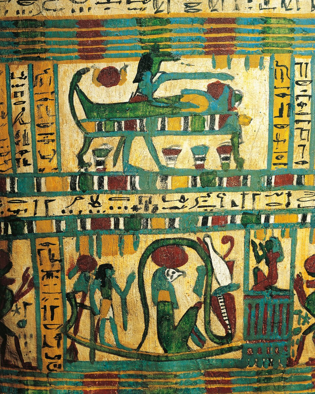 Pusset og malt tre som viser guden Anubi som beskytter den avdødes mamma og solbåt med guden Ra, fra Sarcophagus of Usai, Theben av Egyptian 26th Dynasty