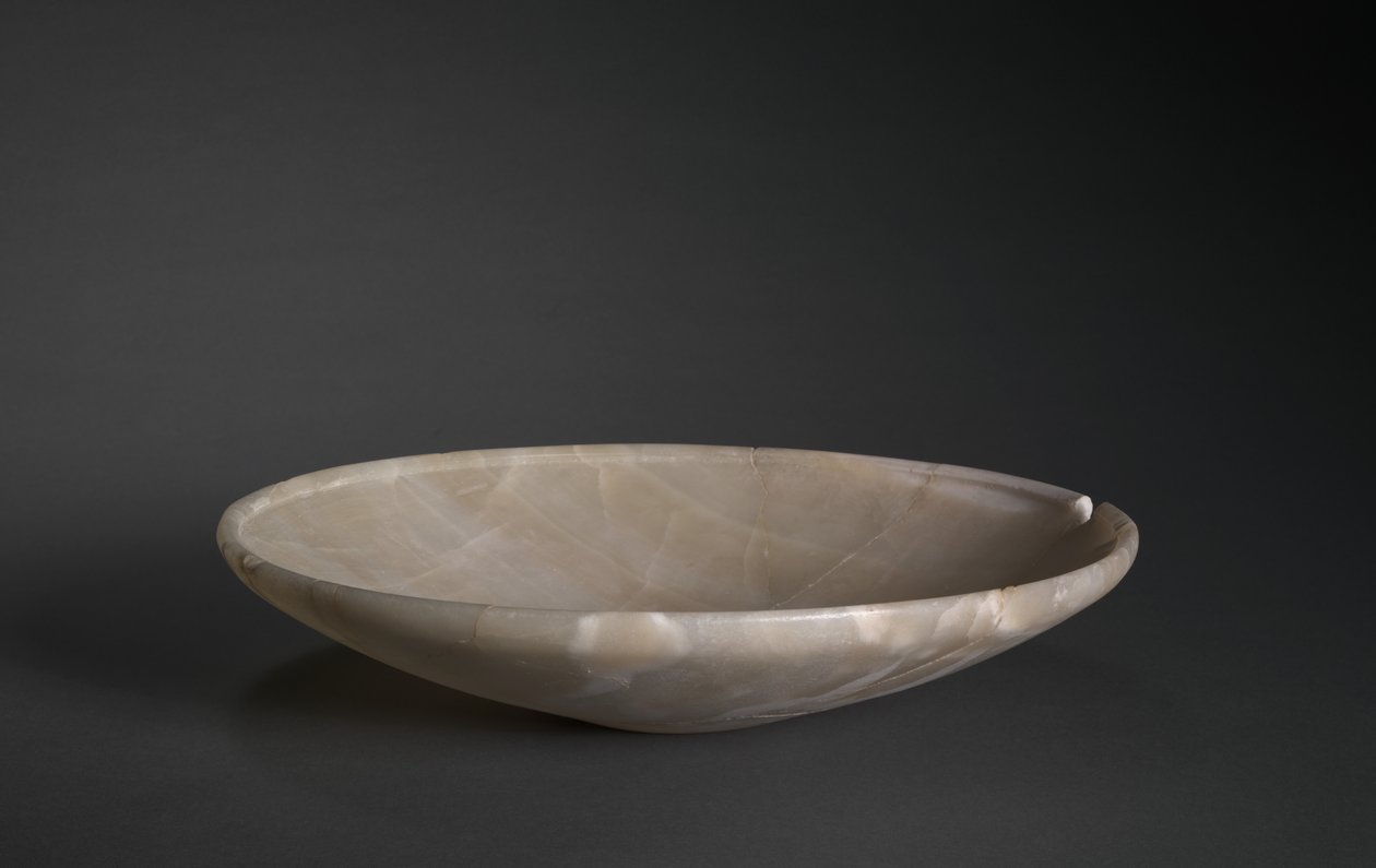 Shallow Dish fra Saqqara, Old Kingdom, ca. 2726-2647 f.Kr. (travertin) av Egyptian 2nd Dynasty