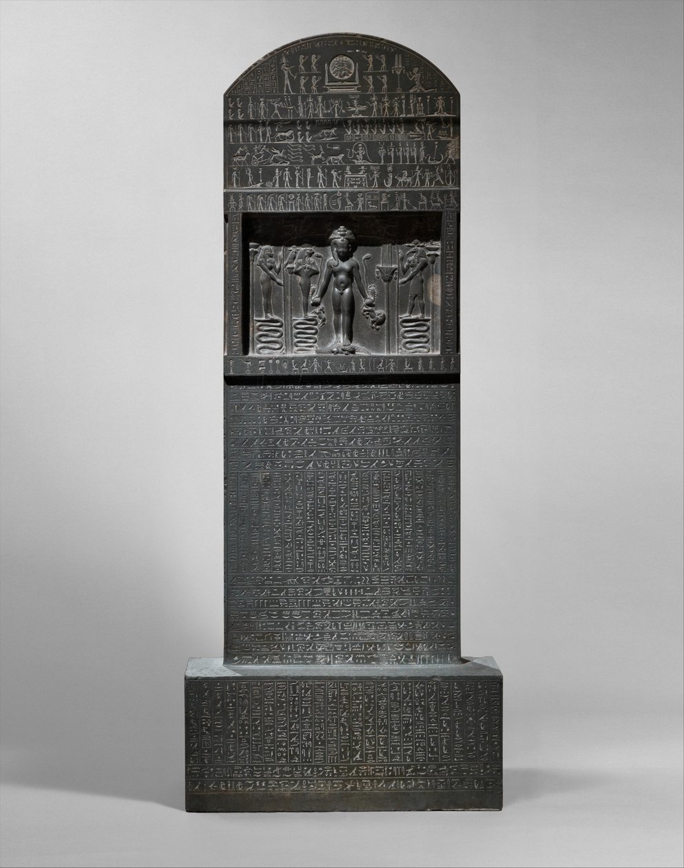 Cippus of Horus, 360–343 f.Kr. (meta-gråvåk) av Egyptian 30th Dynasty
