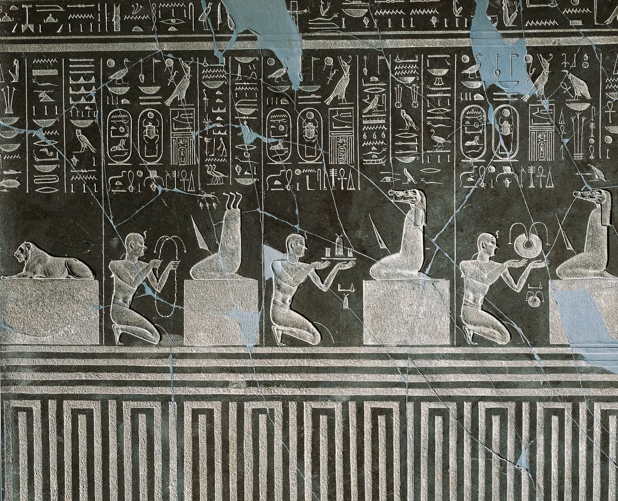 Doleritt-relieff av Nectanebo I, konge som tilbyr gaver til demoner, fra Heliopolis ved Atum-tempelet av Egyptian 30th Dynasty