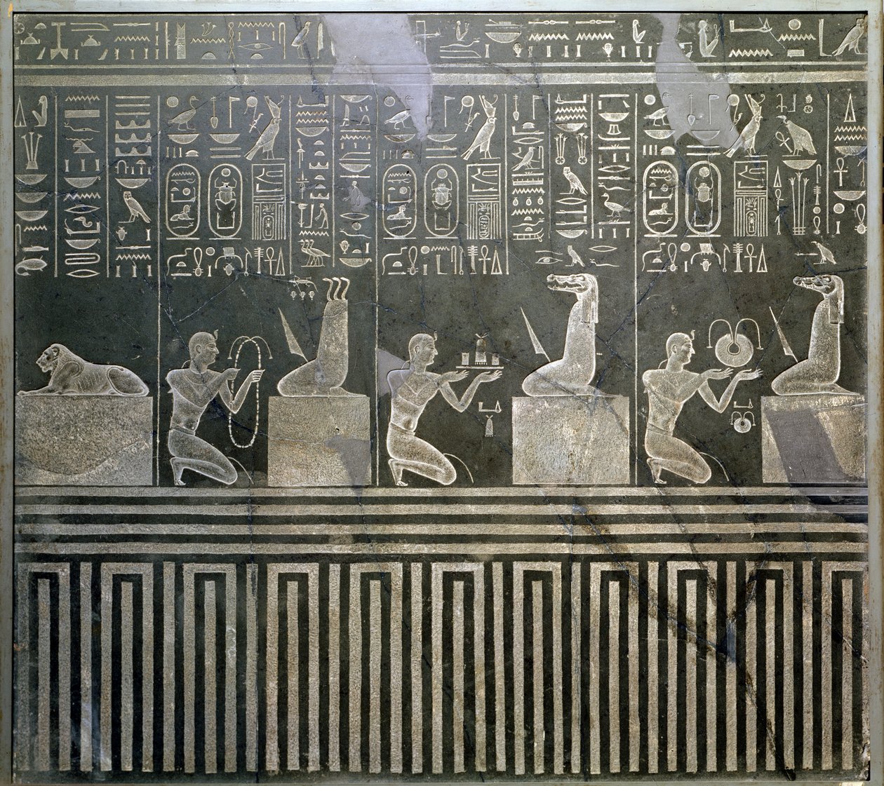 Relieff som viser farao Nectanebo (380-62 f.Kr.) som ga ofringer til guder, sen periode av Egyptian 30th Dynasty