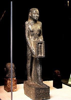 Visiren Psamerikseneb tilbyr en helligdom til oksen Mnevis, sen periode, ca. 358-341 f.Kr. (granitt) av Egyptian 30th Dynasty
