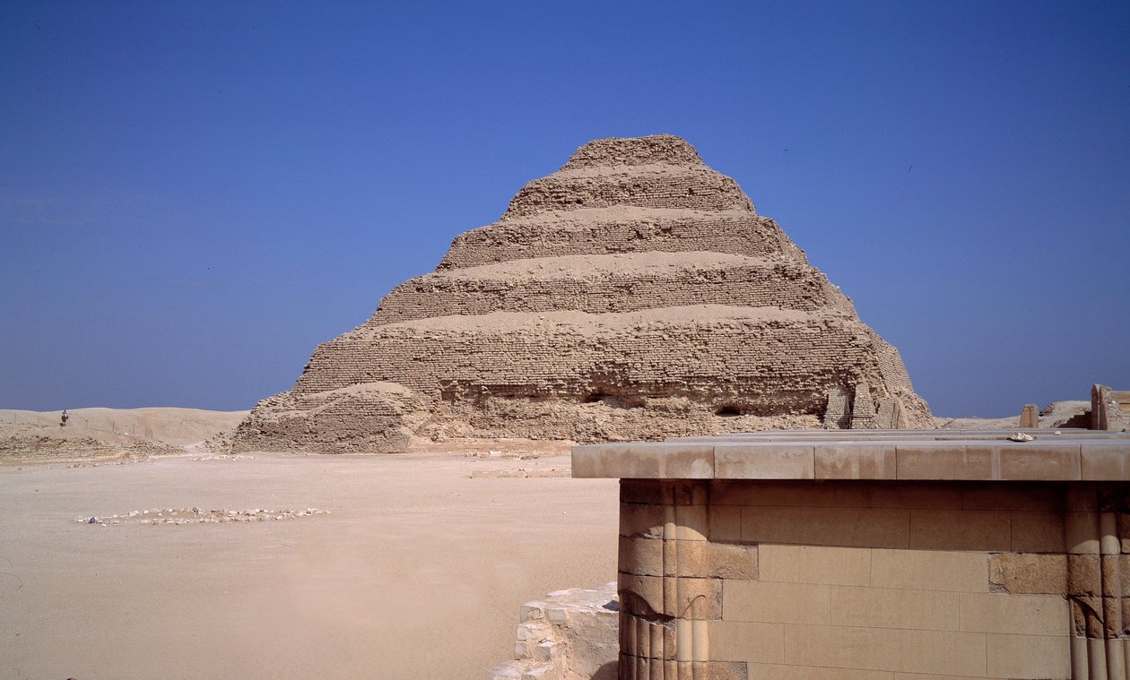 Egyptisk antikke: Utsikt over pyramiden i Sakkarah. Bygging av Imhotep for kong Djeser (rundt 2700 f.Kr.) (3. dynasti) Saqqarah, Egypt av Egyptian 3rd Dynasty