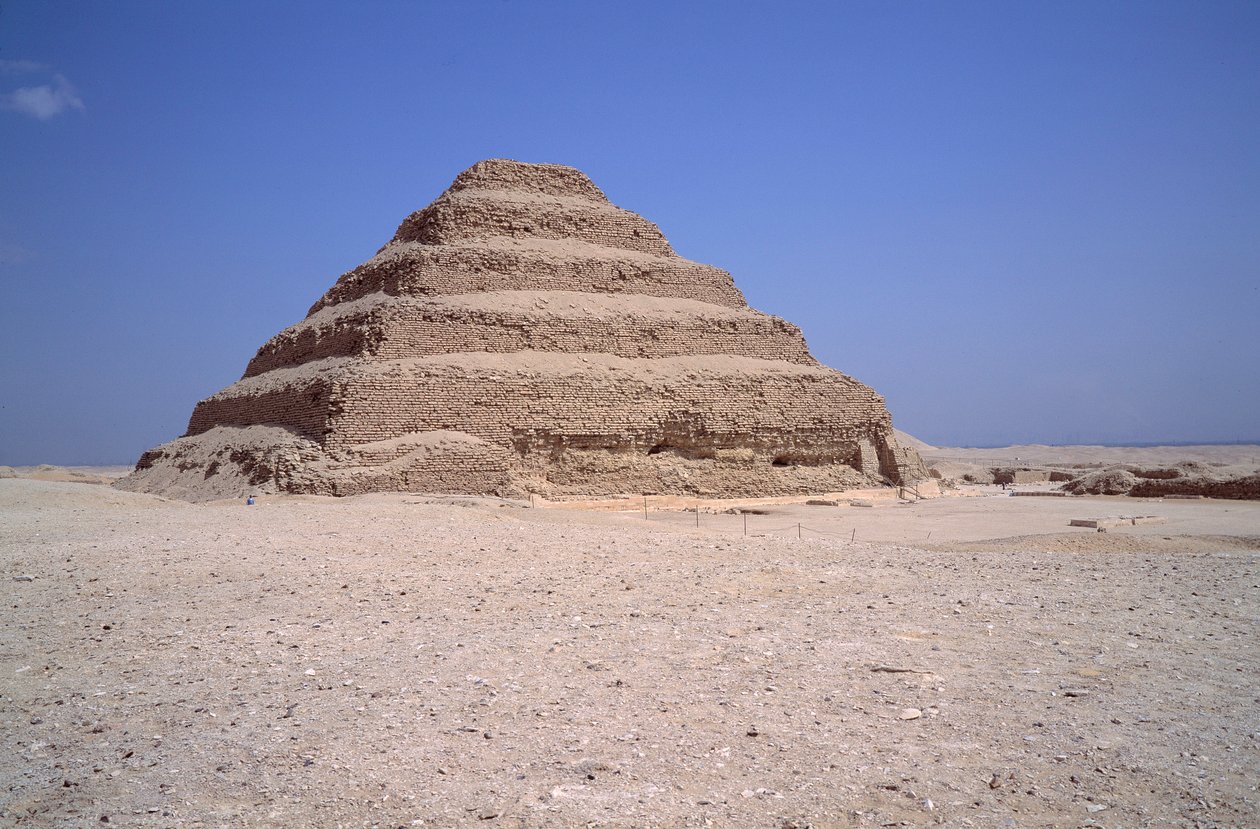 Egyptisk antikke: Utsikt over pyramiden i Sakkarah. Bygging av Imhotep for kong Djeser (rundt 2700 f.Kr.) (3. dynasti) Saqqarah, Egypt av Egyptian 3rd Dynasty