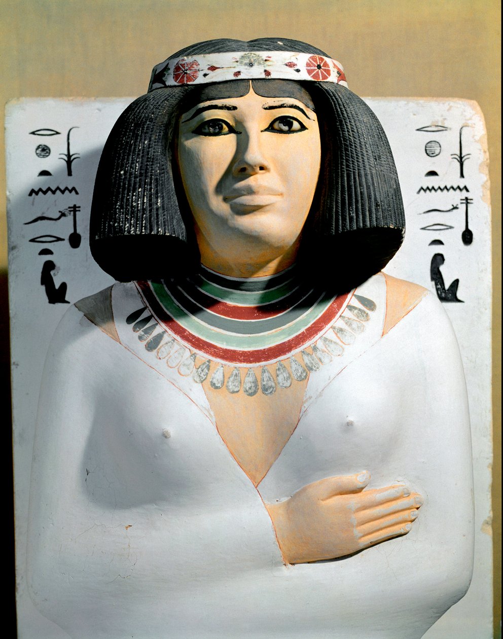 Egyptisk antikken: Nofret, kone til ypperstepresten i Heliopolis og prins av Pe Rahotep. Malt kalksteinsskulpturdetalj. 4. dynasti. Fra mastabaen til Rahotep til Meidoum. Egyptisk museum, Kairo. av Egyptian 4th Dynasty