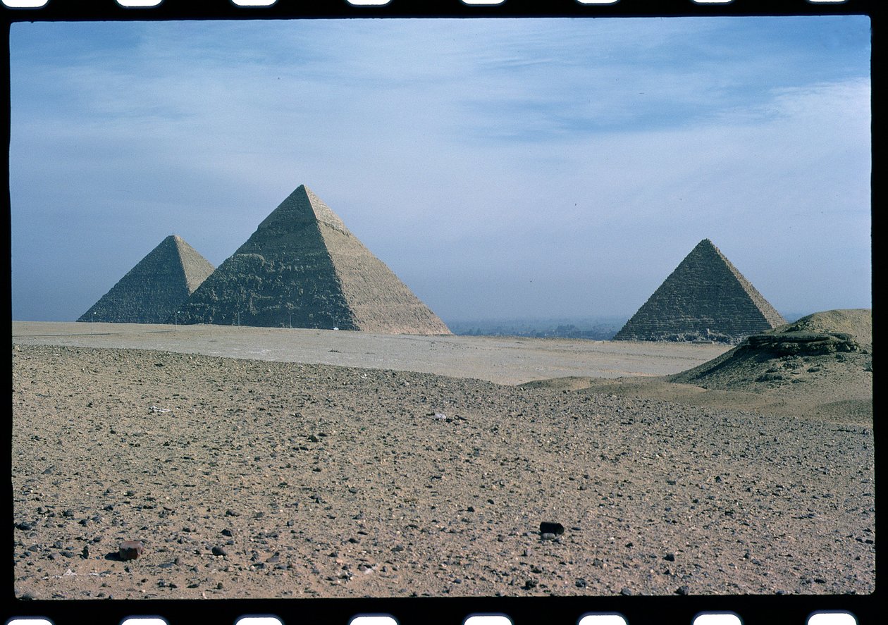 Utsikt over pyramidene i Khufu, Khafre og Menkaure, Old Kingdom av Egyptian 4th Dynasty