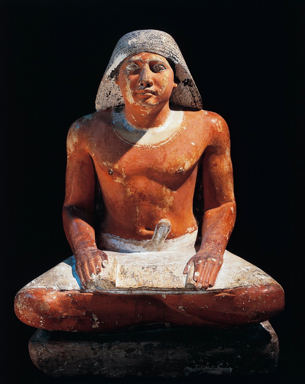 Det gamle Egypt: statue av en sittende skriver fra nekropolisen Saqqara (Sakkara), 5. dynasti, gammelt imperium (kalkstein) av Egyptian 5th Dynasty