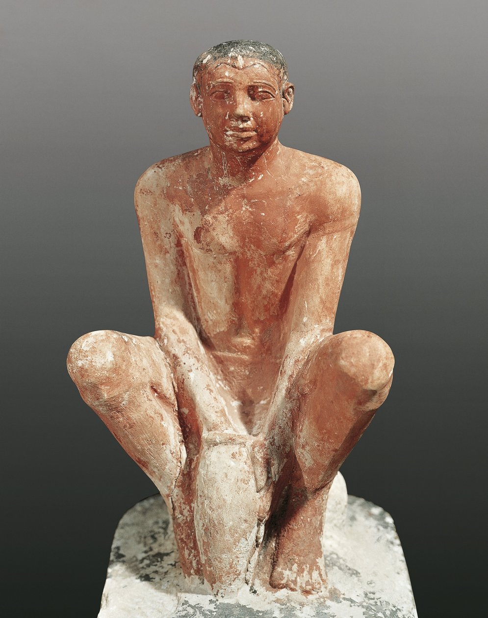Egyptisk sivilisasjon, malt kalksteinsstatue som viser mann som modellerer leire, fra Saqqara, Egypt, ca. 2465 5. århundre f.Kr. (kalkstein) av Egyptian 5th Dynasty