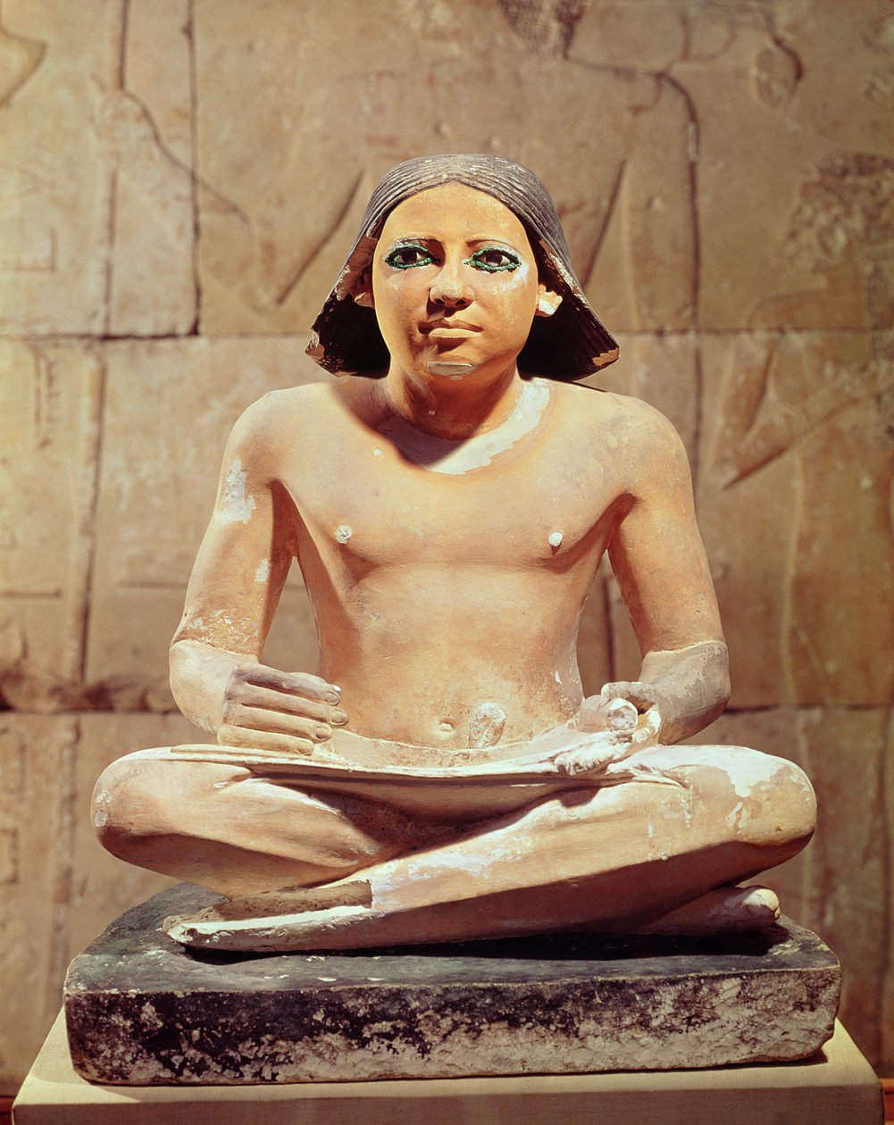 Skriver sitter med bena i kors og holder en papyrusrull, fra Saqqara, Old Kingdom ca. 2475 f.Kr. (kalkstein) av Egyptian 5th Dynasty