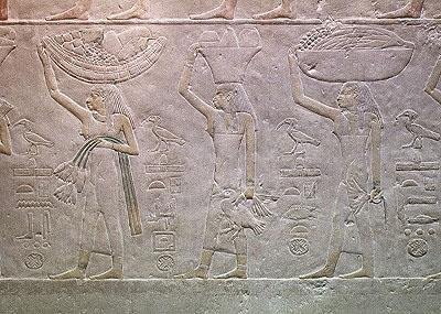 Kvinner som personifiserer dødsdomener og bringer tilbud, fra Mastaba i Akhutotep, Old Kingdom (malt kalkstein) av Egyptian 5th Dynasty