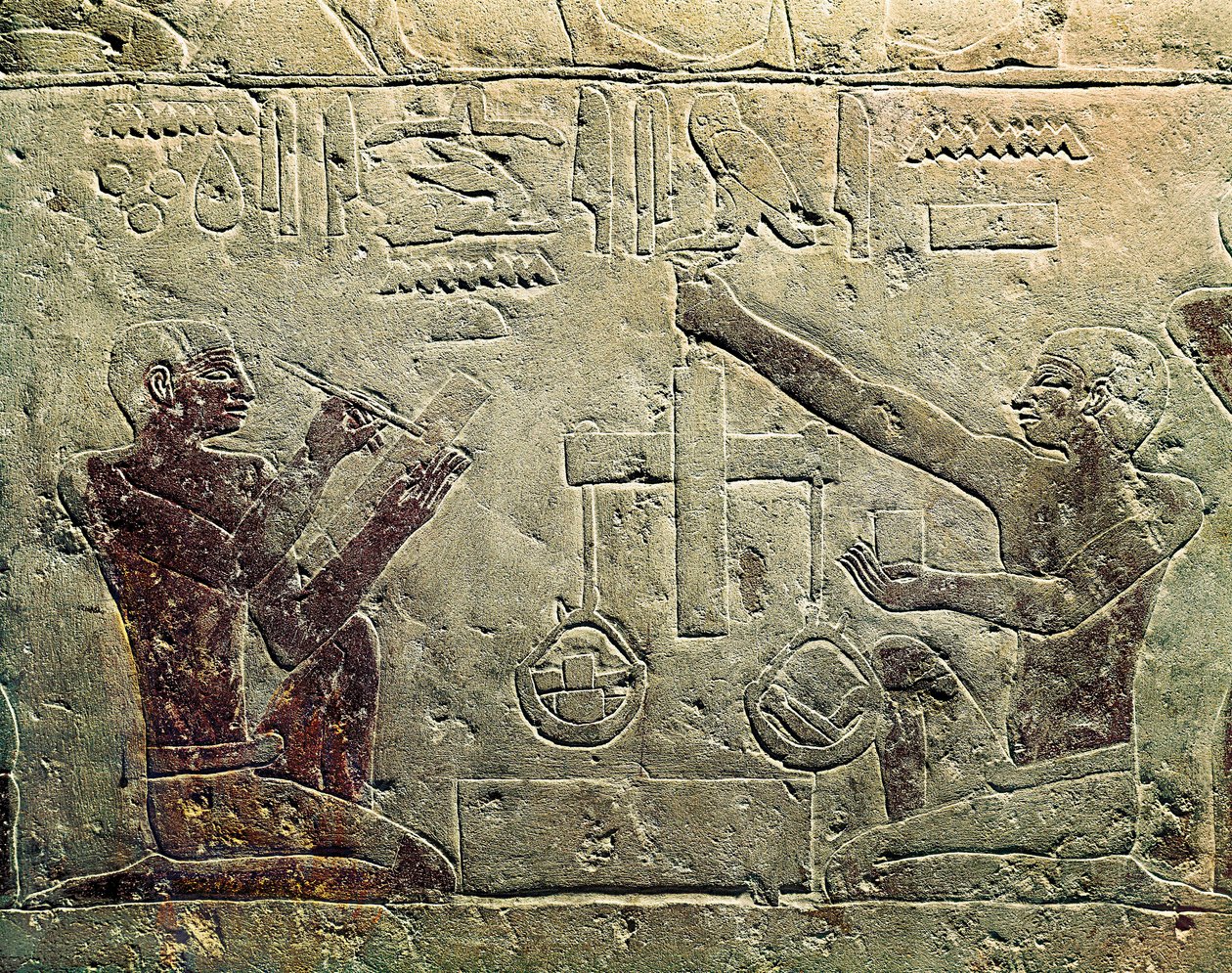 Basrelieff som representerer en kjøpmann og en kunde: en av figurene bruker en skala mens den andre tar notater, ca. 2465-2323 f.Kr. av Egyptian 6th Dynasty