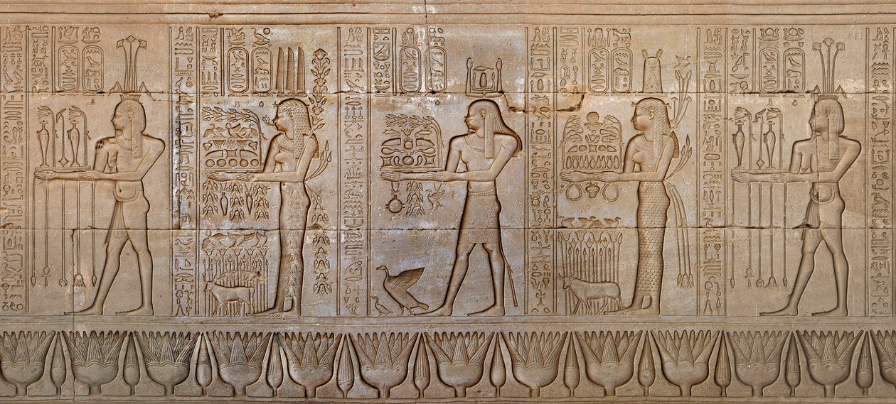 Egyptisk antikvitet: prosesjon av guddommer - Detalj av østveggen til tempelet til gudinnen Hathor a Denderah, Egypt - Egyptisk sivilisasjon: prosesjon av guder, skåret på veggen til Hathor-tempelet (eller Tentyra-tempelet) i Denderah, bygget under th av Egyptian 6th Dynasty