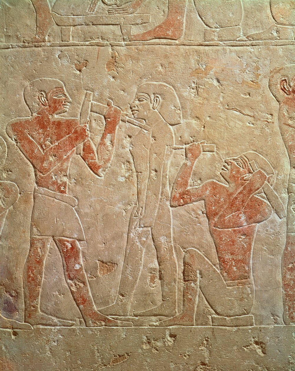 Relieff som viser to skulptører som hugger ut en statue, fra mastabaen til Kaemrehu, Saqqara, Old Kingdom, ca. 2325 f.Kr. (malt kalkstein) av Egyptian 6th Dynasty