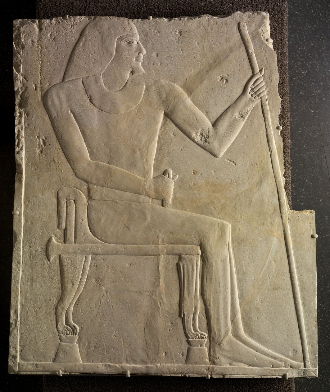 Relieff av Nyankhnesut sittende, fra Saqqara, ca. 2311-2281 f.Kr. av Egyptian 6th Dynasty