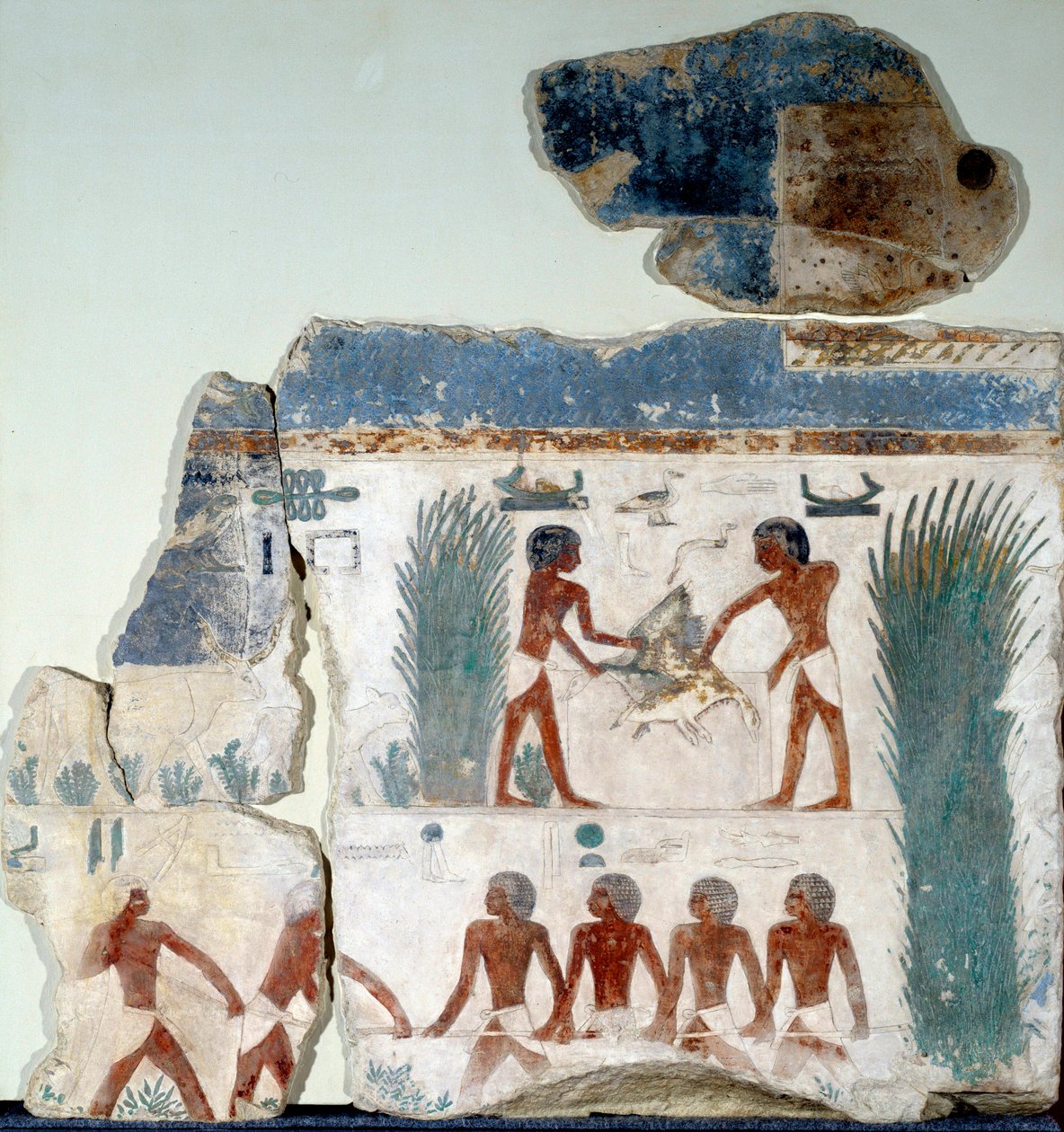Egyptisk antikk: begynnelsen av sommeren. Fugler blir drept av to bønder. Detalj av en malt kalksteinsfresko fra soltemplet til Abu Gurob. Berlin, egyptisk museum av Egyptian Egyptian