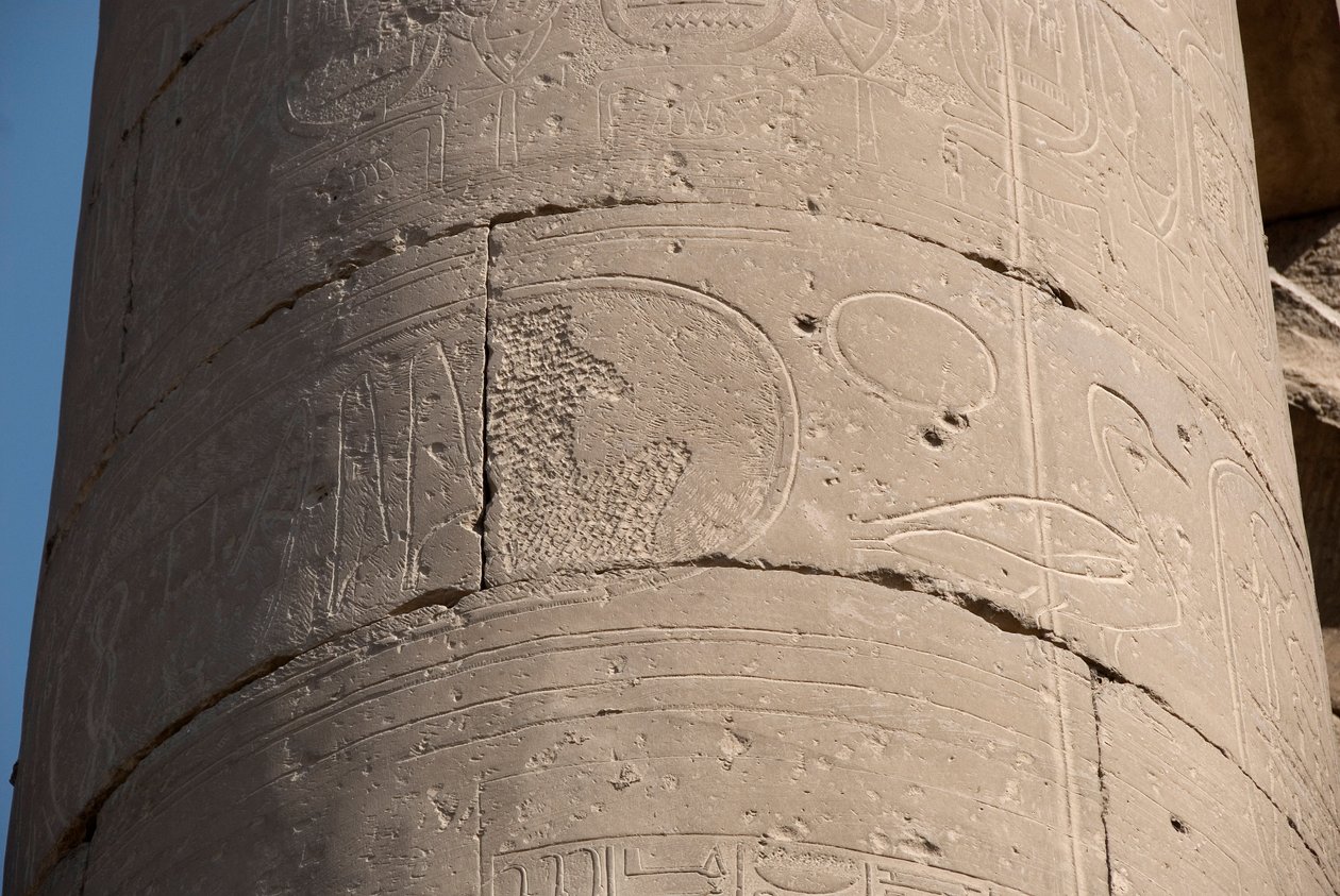 Egyptisk antikvitet: detalj av en søyle med patron slettet på grunn av "damnatio memoriae", sletting av patronene til noen faraoer ansett som kjetterske av deres etterfølgere, Temple of Luxor. Østbredden (Theben), Egypt av Egyptian Egyptian