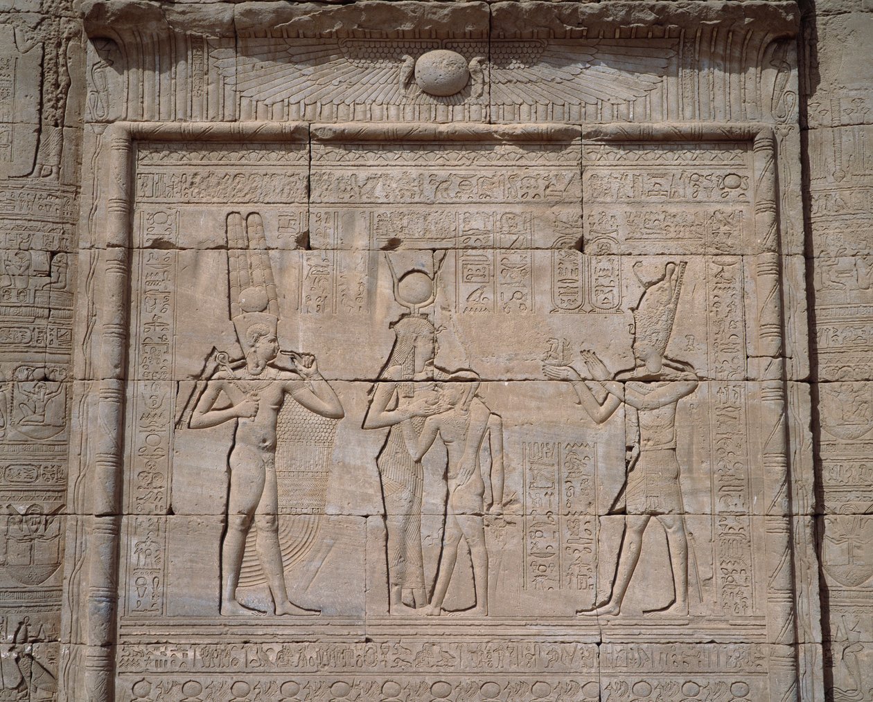 Egyptisk antikke: utsikt over de lave relieffene til tempelet til gudinnen Hathor i Dendera av Egyptian Egyptian