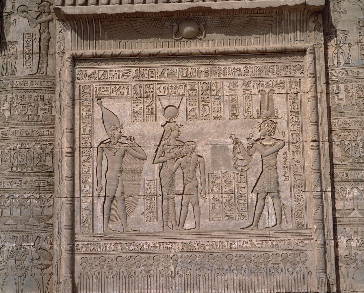 Egyptisk antikke: utsikt over de lave relieffene til tempelet til gudinnen Hathor i Dendera av Egyptian Egyptian