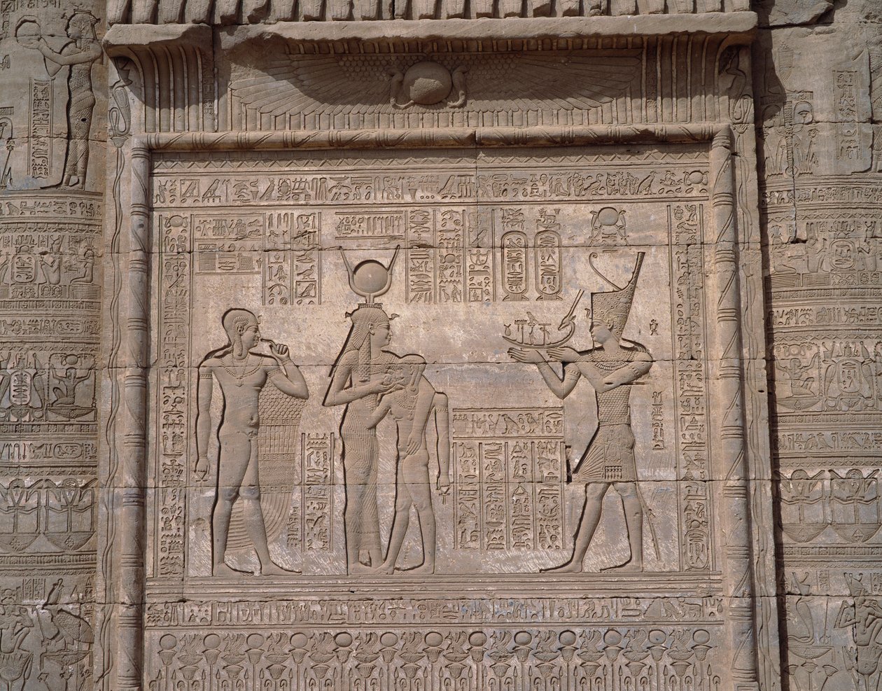 Egyptisk antikke: utsikt over de lave relieffene til tempelet til gudinnen Hathor i Dendera av Egyptian Egyptian