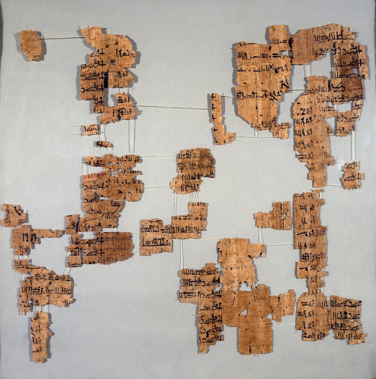 Egyptisk antikvitet: fragmenter av papyrusen kjent som Royal Canon eller "Papyrus royal" som inneholder listen over faraoer fra 1. til 17. dynasti. Torino, egyptisk museum av Egyptian Egyptian