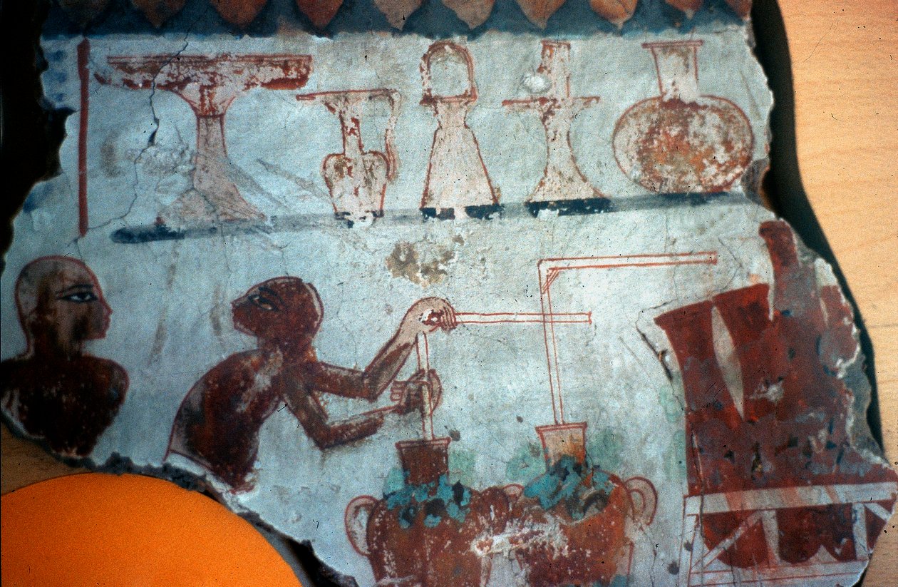 Fragment av et veggmaleri opprinnelig fra Theben, som viser to mannsfigurer i ferd med å tilberede eller tappe matvarer i flytende form, 1540-1479 f.Kr. (veggmaleri) av Egyptian Egyptian