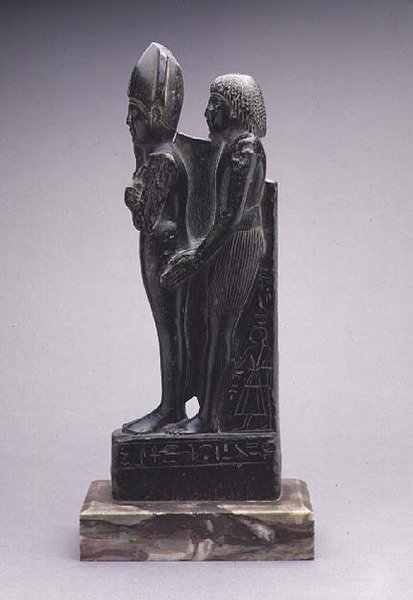 Gruppe av en mann som presenterer en representasjon av Osiris (steatitt) av Egyptian Egyptian