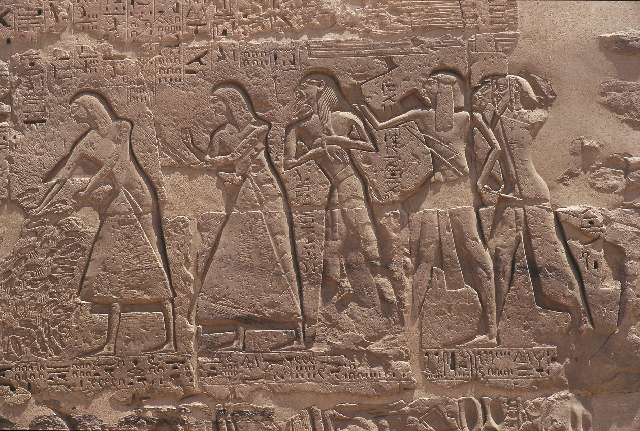 Relieff av skriver og fange i det befestede tempelet til Ramses III ved Medinet Habu av Egyptian Egyptian