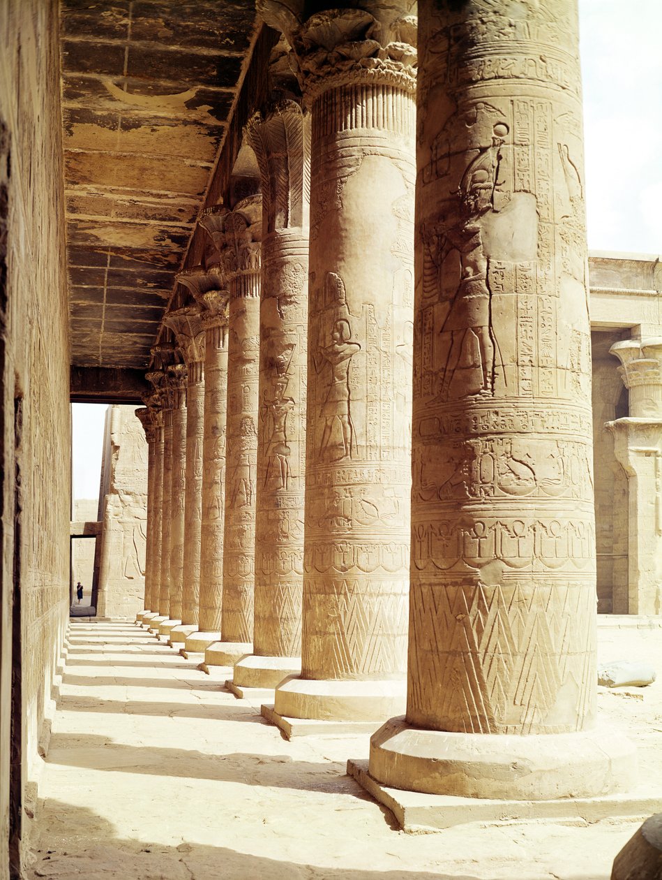 Søyler i Pronaos (Hypostyle Hall) til Horus-tempelet av Egyptian Ptolemaic Period