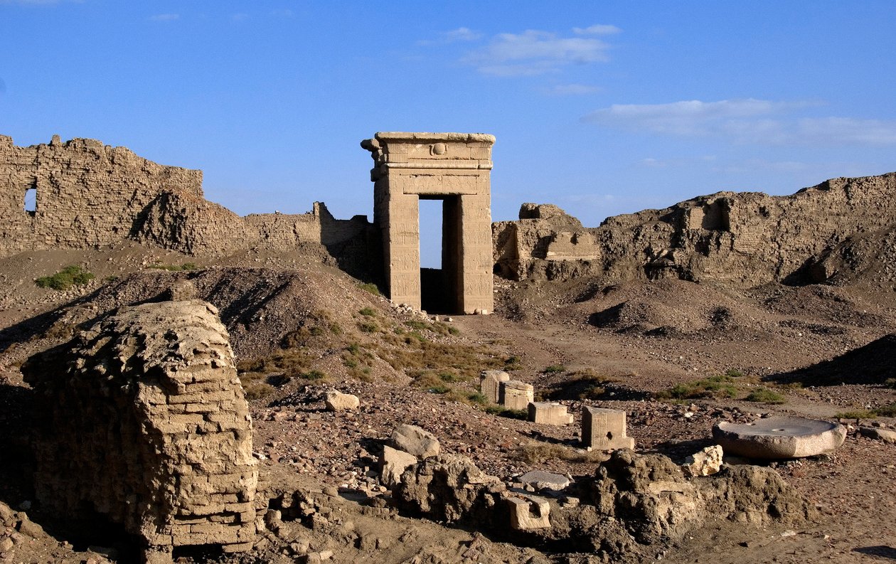 Egyptisk antikke: Utsikt over buen til nordporten, Hathor-tempelet, Dendera, Egypt av Egyptian Ptolemaic Period