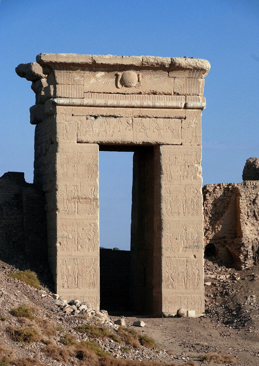 Egyptisk antikke: Utsikt over buen til nordporten, Hathor-tempelet, Dendera, Egypt av Egyptian Ptolemaic Period