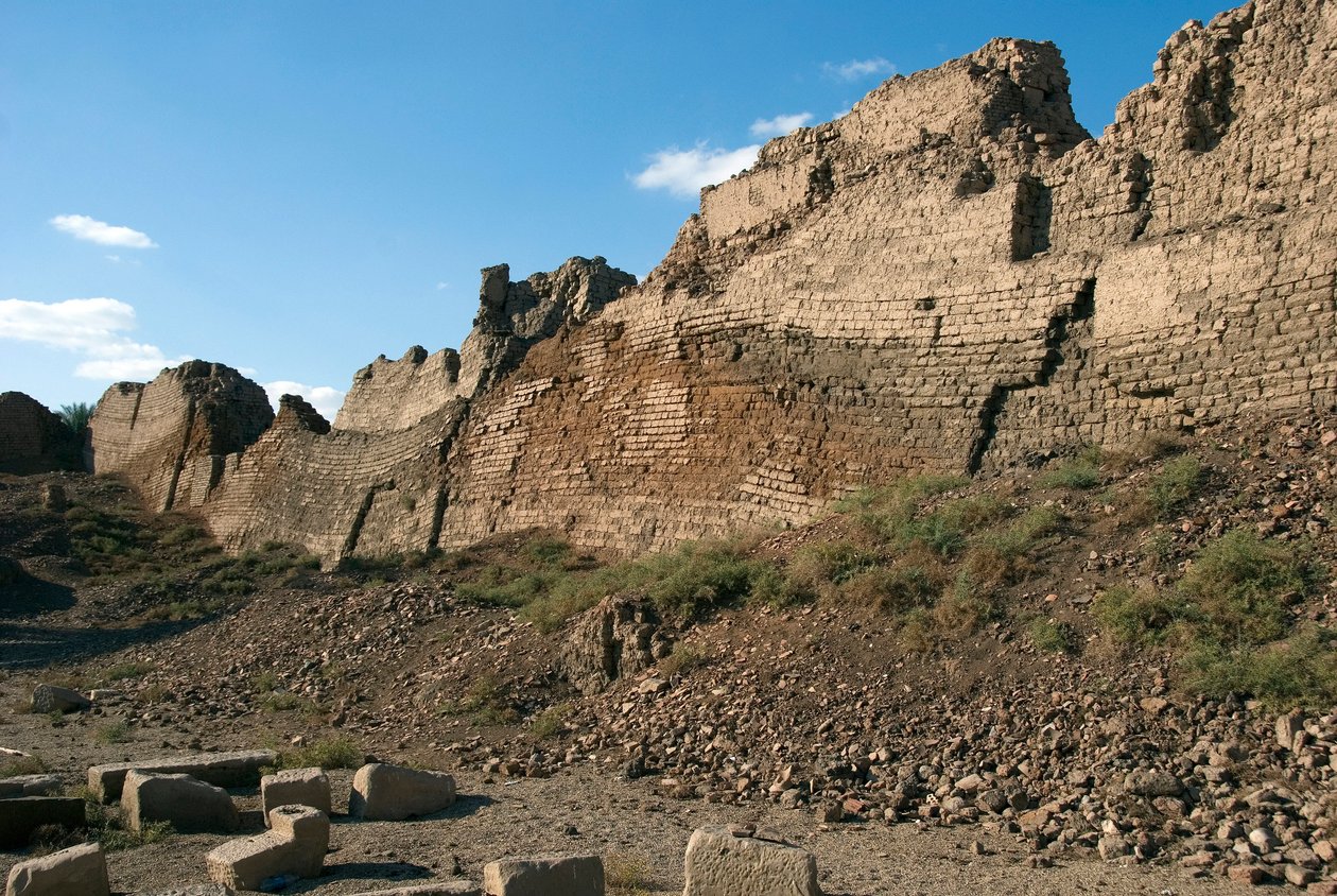 Egyptisk antikke: Murer som beskytter stedet for tempelet dedikert til Hathor, Dendera, Egypt av Egyptian Ptolemaic Period