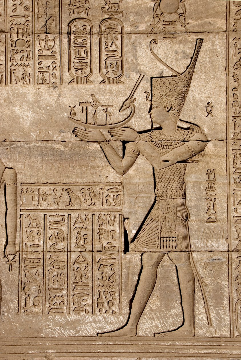Egyptisk antikvitet: Romersk mammisi til minne om fødselen til Ihy, sønn av Isis - Detalj av relieffer og hieroglyfer, Hathor-tempelet, Denderah, Egypt - Egyptisk sivilisasjon: en mann som bærer en symbolsk bark, detalj av en romersk mammisi, til minne om  av Egyptian Ptolemaic Period