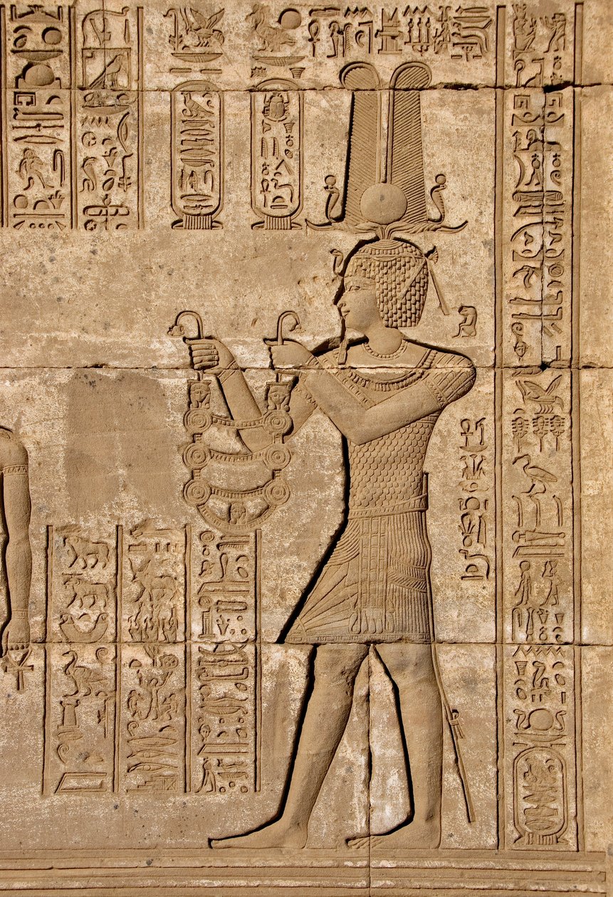 Egyptisk antikvitet: Romersk mammisi til minne om fødselen til Ihy, sønn av Isis - Detalj av relieffer og hieroglyfer: Keiser Trajan bærer ofringer til gudinnen Hathor - Hathor-tempelet, Denderah, Egypt - Egyptisk sivilisasjon: Keiser Trajan bærer av Egyptian Ptolemaic Period