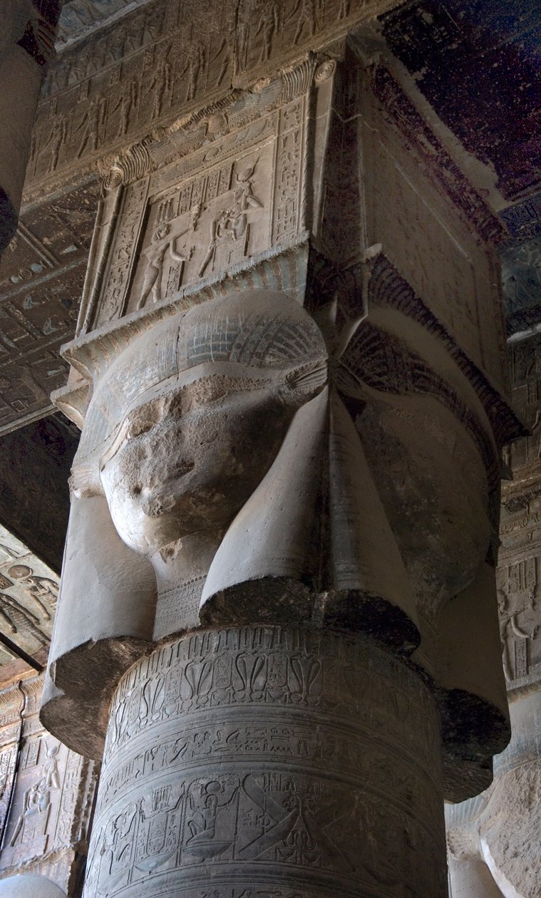 Egyptisk antikke: hovedstad av søyler dekorert med representasjonen av gudinnen Hathor. Hathor-tempelet, Dendera, Egypt av Egyptian Ptolemaic Period