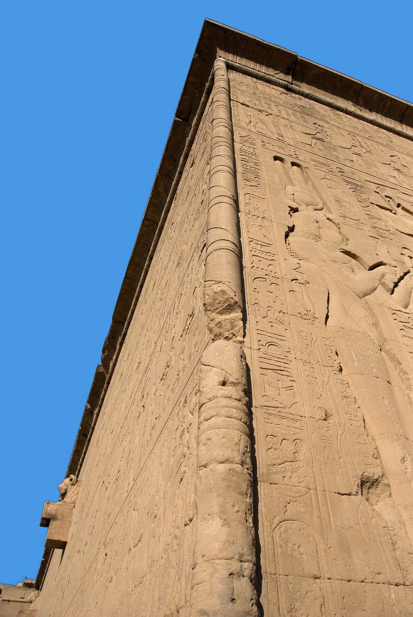Egyptisk antikk: hjørnet av bakveggen til tempelet dedikert til gudinnen Hathor (til høyre representasjon av Cleopatra). Dendera, Egypt av Egyptian Ptolemaic Period
