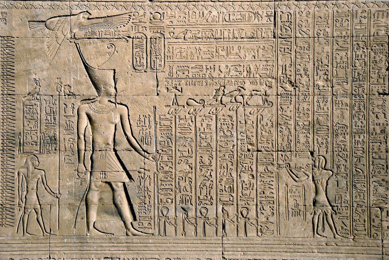 Egyptisk antikvitet: ytre relieff med hieroglyfer. Hathor-tempelet, Denderah, Egypt - Egyptisk sivilisasjon: hierogyfer og figurer skåret på veggen til Hathor-tempelet (eller Tentyra-tempelet) i Denderah, bygget under Pepi I (ca. 2250 f.Kr.) - av Egyptian Ptolemaic Period