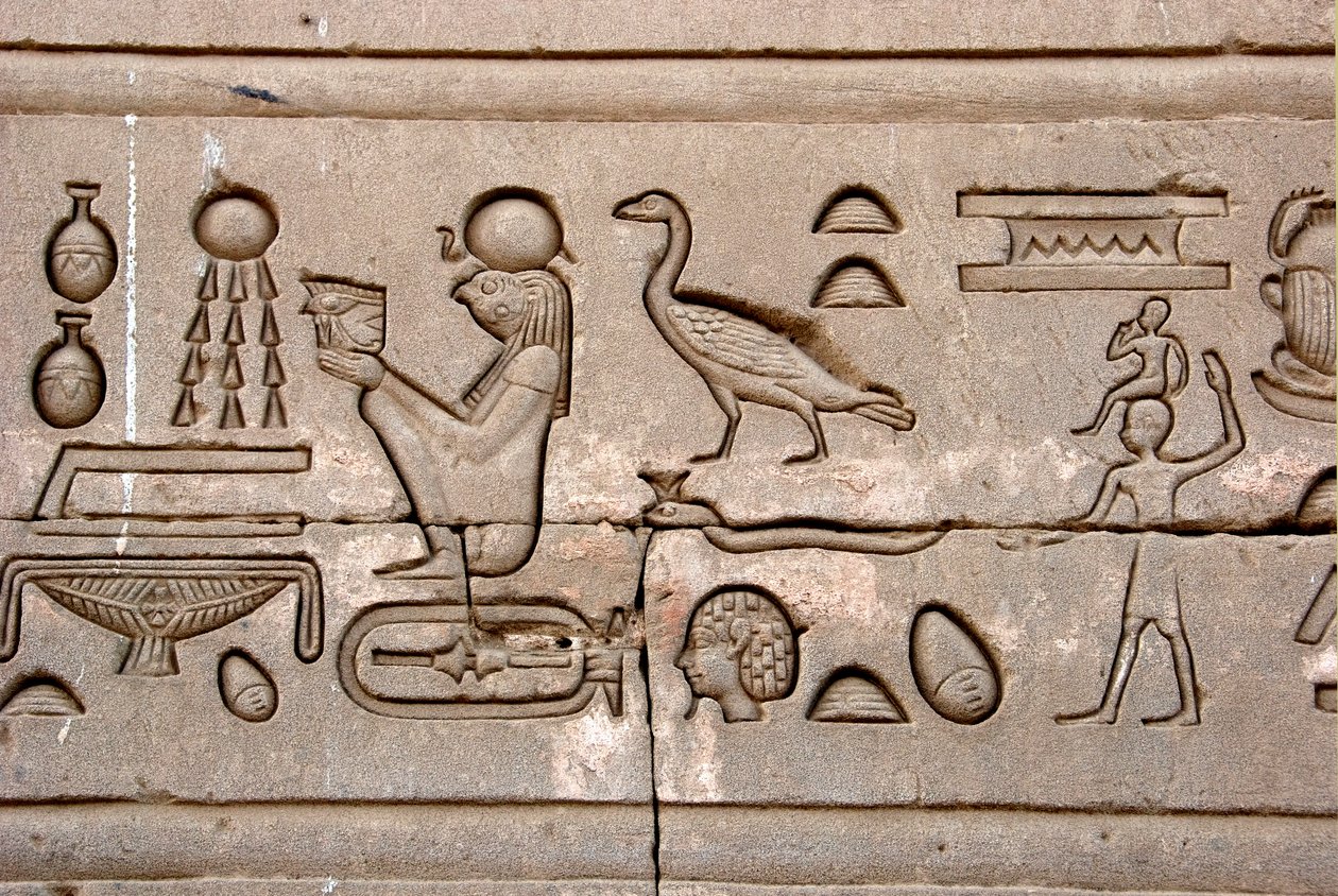 Egyptisk antikvitet: hieroglyfer på den østlige veggen av Hathor-tempelet, Denderah, Egypt - Egyptisk sivilisasjon: hieroglyfer skåret på veggen til Hathor-tempelet (eller Tentyra-tempelet) i Denderah, bygget under Pepi I (ca. 2250 f.Kr.) - Dendera Templ av Egyptian Ptolemaic Period