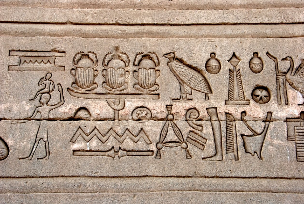 Egyptisk antikke: hieroglyfer på den østlige veggen av tempelet til Hathor, Dendera, Egypt av Egyptian Ptolemaic Period