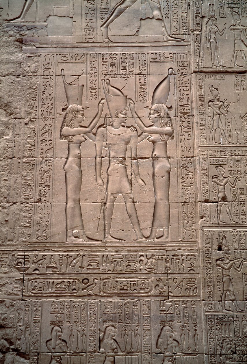 Egyptisk antikke: lavt relieff som representerer kroningen av kong Ptolemaios IV. Horus tempel, Edfu, Egypt av Egyptian Ptolemaic Period