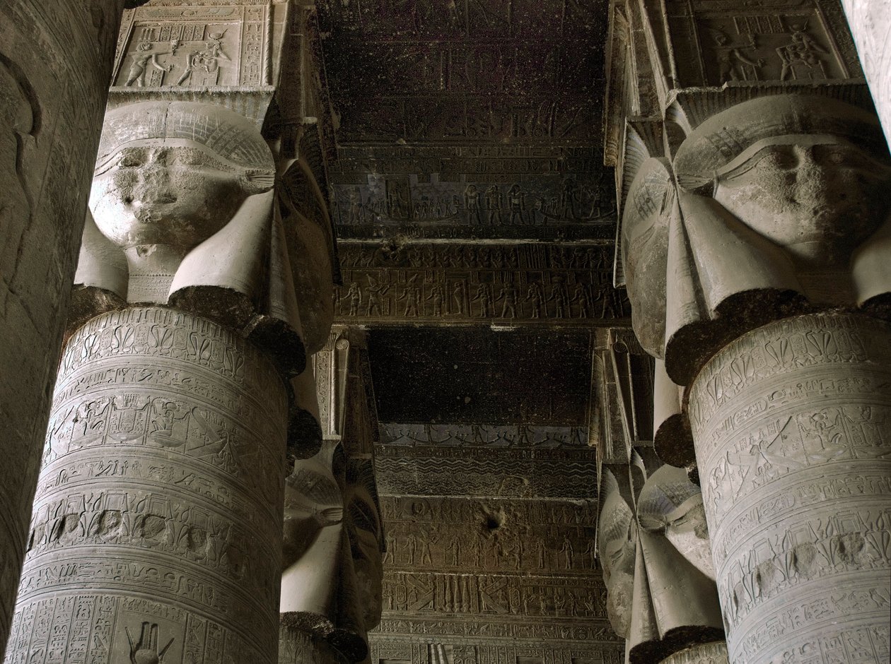 Egyptisk antikvitet: delvis utsikt over hypostilrommet med søyler dekorert med representasjonen av gudinnen Hathor. Hathor-tempelet, Dendera, Egypt av Egyptian Ptolemaic Period