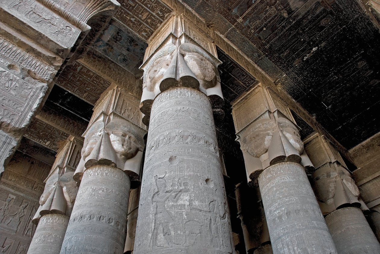 Egyptisk antikvitet: delvis utsikt over hypostilrommet med søyler dekorert med representasjonen av gudinnen Hathor. Hathor-tempelet, Dendera, Egypt av Egyptian Ptolemaic Period