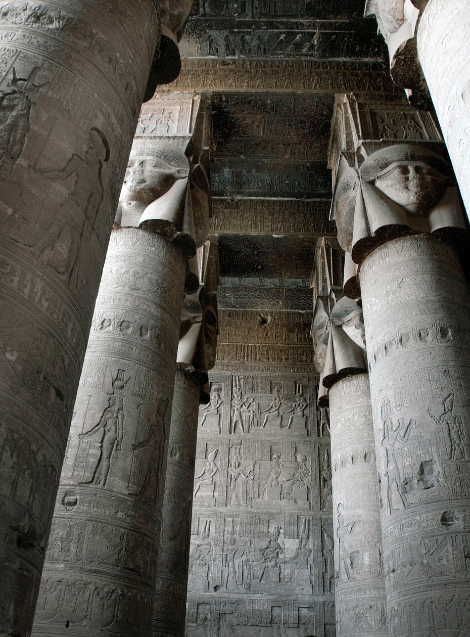Egyptisk antikvitet: delvis utsikt over hypostilrommet med søyler dekorert med representasjonen av gudinnen Hathor. Hathor-tempelet, Dendera, Egypt av Egyptian Ptolemaic Period