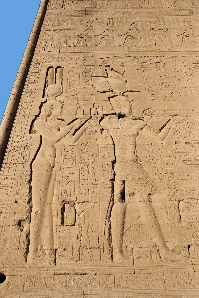 Egyptisk antikvitet: relieff fra bakveggen til tempelet dedikert til gudinnen Hathor som representerer Cleopatre og Cesarion. Denderah, Egypt av Egyptian Ptolemaic Period