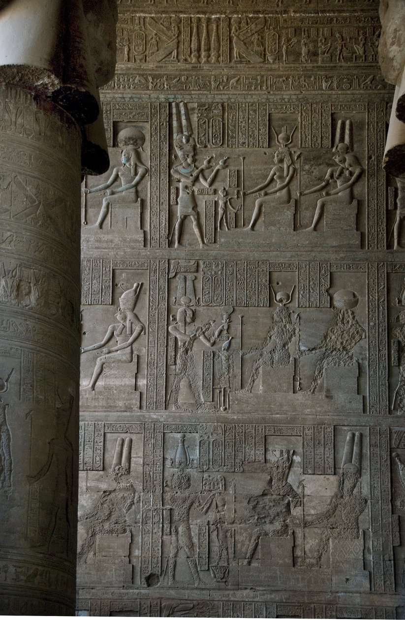 Egyptisk antikvitet: relieffer inne i hypostilrommet til templet dedikert til Hathor, Dendera, Egypt av Egyptian Ptolemaic Period