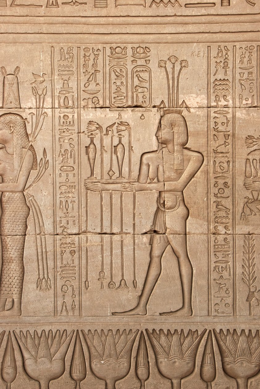 Egyptisk antikvitet: representasjon av en mann som bringer ofre som hyllest til gudinnen, Hathors tempel, Denderah, Egypt av Egyptian Ptolemaic Period