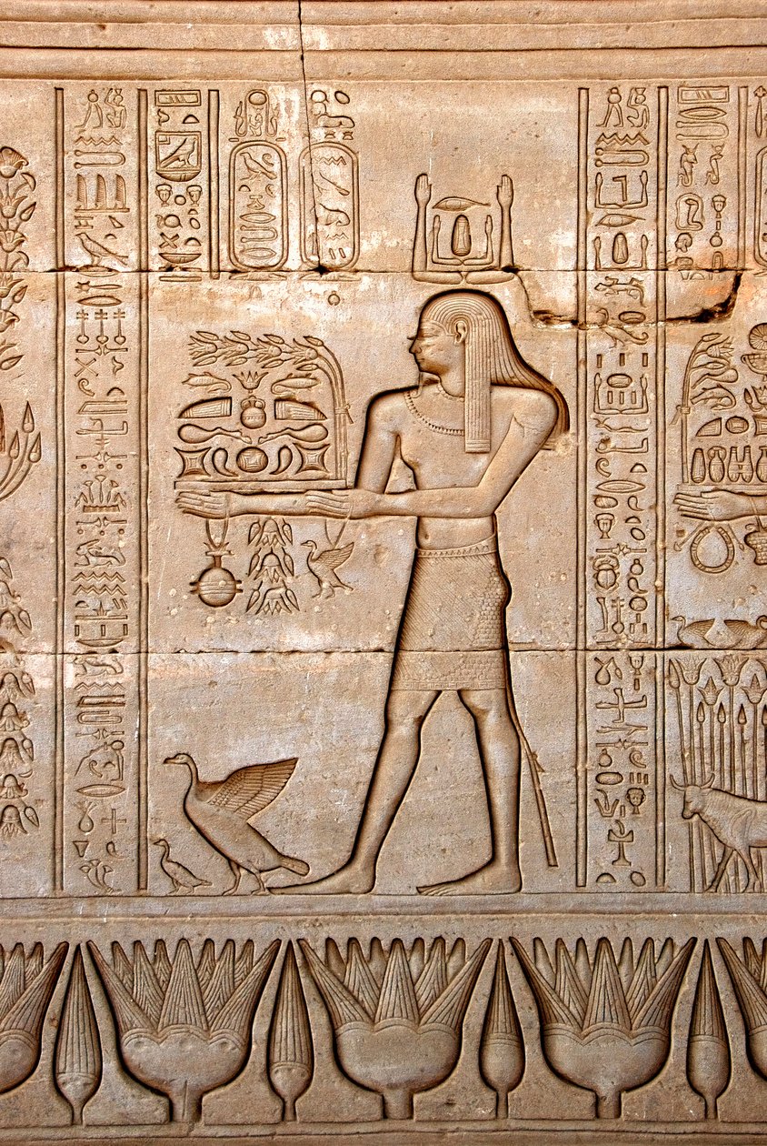 Egyptisk antikvitet: representasjon av en mann som bringer ofringer til gudinnen, Hathor-tempelet, Denderah, Egypt - Egyptisk sivilisasjon: en mann som bærer ofringer til gudinnen Hathor, skåret på veggen til Hathor-tempelet (eller Tentyra-tempelet) i Dend av Egyptian Ptolemaic Period