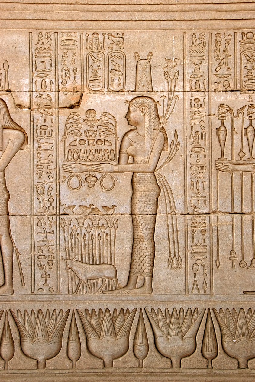 Egyptisk antikvitet: representasjon av en kvinne som bringer ofringer til gudinnen, Hathor-tempelet, Denderah, Egypt - Egyptisk sivilisasjon: kvinne som bringer ofringer til gudinnen Hathor - Figur skåret på veggen til Hathor-tempelet (eller Tentyra-tempel av Egyptian Ptolemaic Period